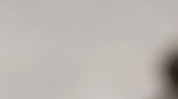 Bolas de sorbete de menta decorado con menta sobre un recipiente de metal