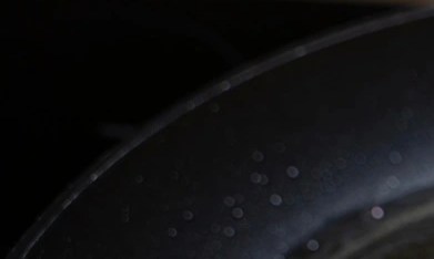 Dos arepa frita en un sartén con aceite