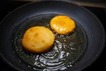 Dos arepa frita en un sartén con aceite