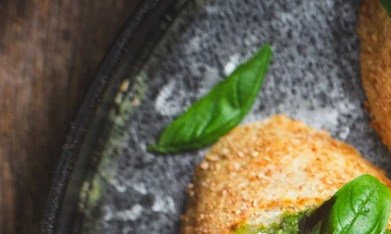 bruschetta a la caprese sobre un plato gris