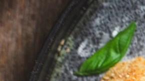 bruschetta a la caprese sobre un plato gris