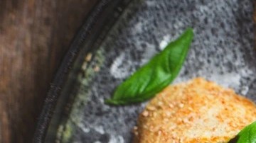 bruschetta a la caprese sobre un plato gris