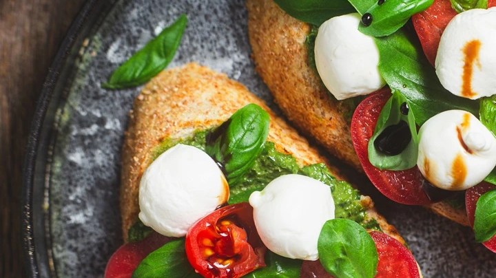 bruschetta a la caprese sobre un plato gris