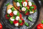 bruschetta a la caprese sobre un plato gris
