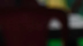 ceviche de chicharrón en un plato blanco sobre una mesa gris