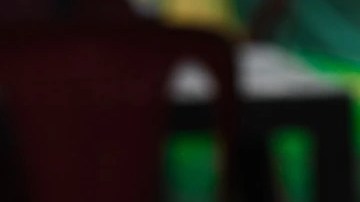 ceviche de chicharrón en un plato blanco sobre una mesa gris