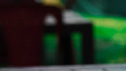 ceviche de chicharrón en un plato blanco sobre una mesa gris