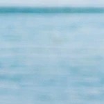 Jarra de vidrio con chicha morada junto a una bandeja con los ingredientes