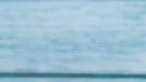 Jarra de vidrio con chicha morada junto a una bandeja con los ingredientes