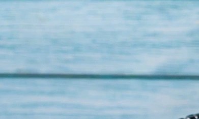 Jarra de vidrio con chicha morada junto a una bandeja con los ingredientes