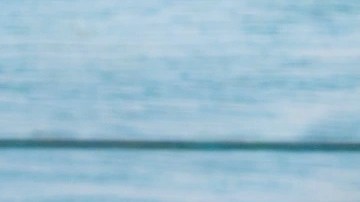 Jarra de vidrio con chicha morada junto a una bandeja con los ingredientes