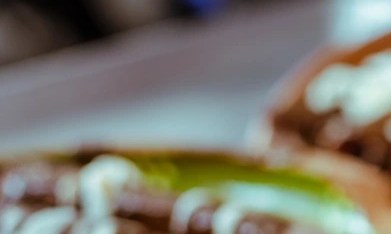 Enmoladas de chocolate sobre unos platos marrones