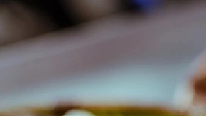 Enmoladas de chocolate sobre unos platos marrones