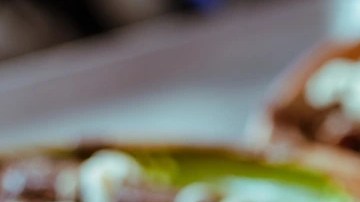 Enmoladas de chocolate sobre unos platos marrones