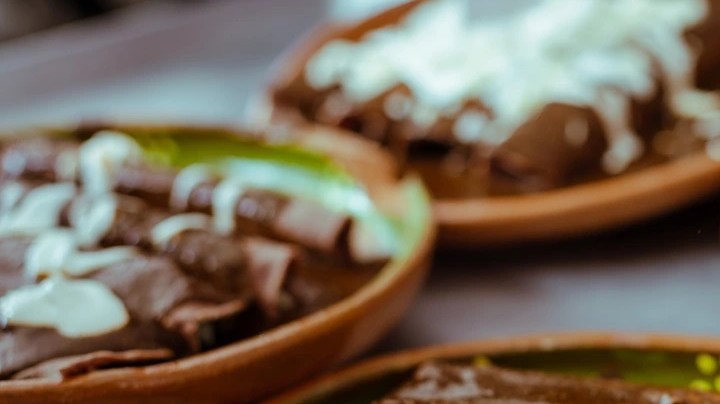 Enmoladas de chocolate sobre unos platos marrones