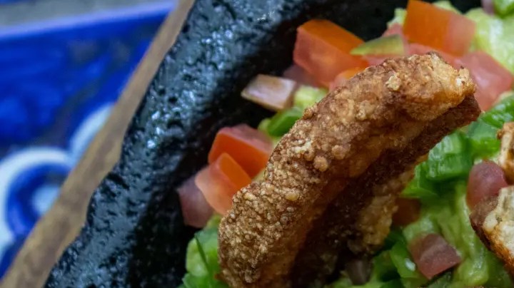 guacamole con chicharrón