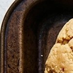 Bandeja de horno con trozos de halva turca