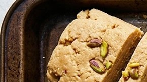 Bandeja de horno con trozos de halva turca