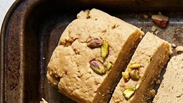 Bandeja de horno con trozos de halva turca