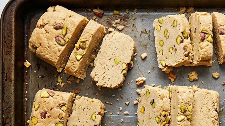 Bandeja de horno con trozos de halva turca