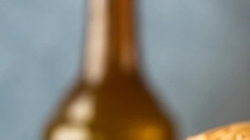 Dos hamburguesas de cordero sobre una tabla de madera