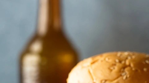 Dos hamburguesas de cordero sobre una tabla de madera