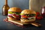 Dos hamburguesas de cordero sobre una tabla de madera