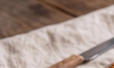 pan de hot dog, varios panes sobre un plato marrón