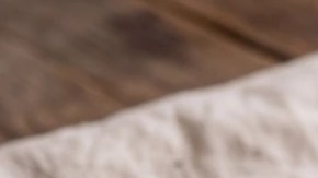 pan de hot dog, varios panes sobre un plato marrón