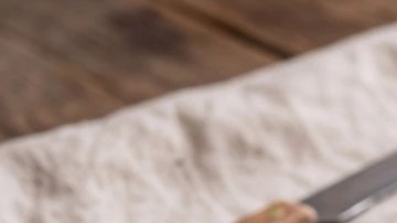 pan de hot dog, varios panes sobre un plato marrón