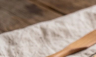 Paté de nueces en una bandera con galletas