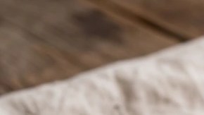 Paté de nueces en una bandera con galletas