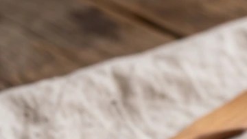 Paté de nueces en una bandera con galletas