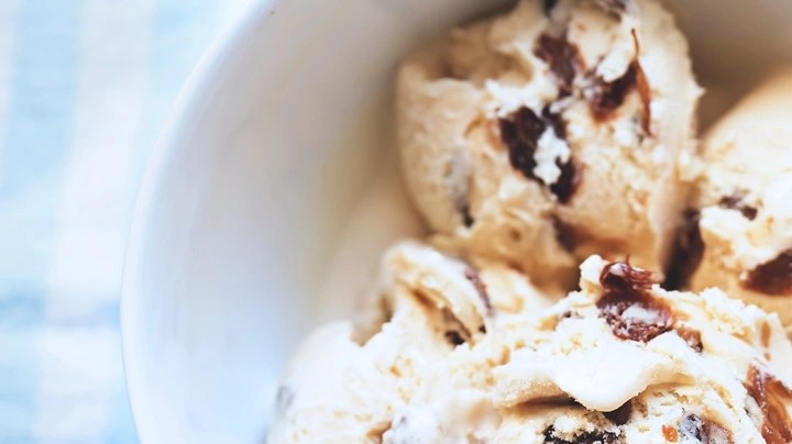 Helado de ron con pasas