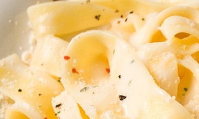 Pasta de ajo con yogur y espinaca