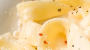 Pasta de ajo con yogur y espinaca