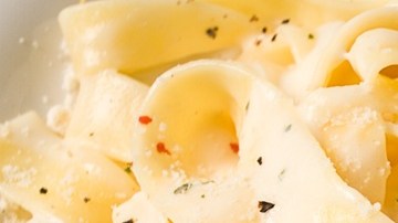 Pasta de ajo con yogur y espinaca