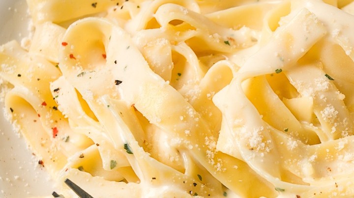 Pasta de ajo con yogur y espinaca