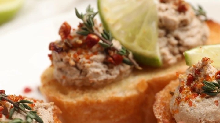 Paté de oporto sobre unas tostadas de pan