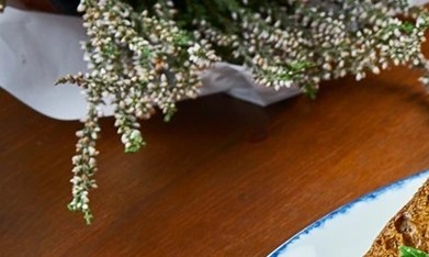 Paté de cerdo con nueces en un plato blanco