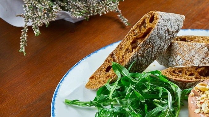 Paté de cerdo con nueces en un plato blanco