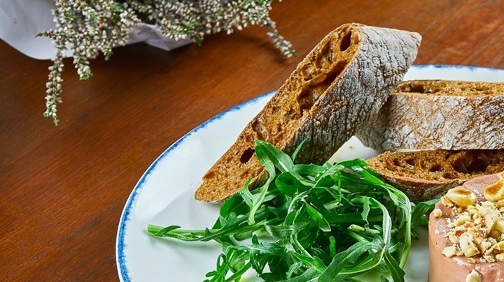 Paté de cerdo con nueces en un plato blanco