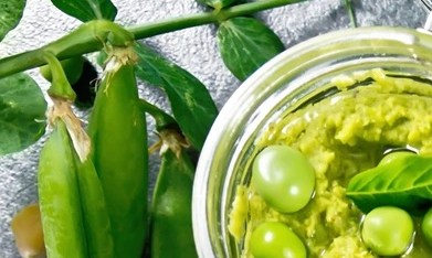 Paté de habas sobre unas tostadas de pan