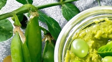 Paté de habas sobre unas tostadas de pan