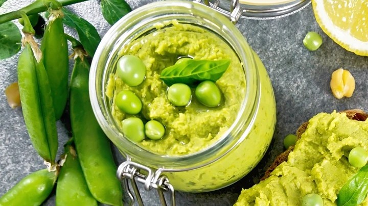 Paté de habas sobre unas tostadas de pan