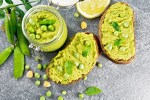 Paté de habas sobre unas tostadas de pan