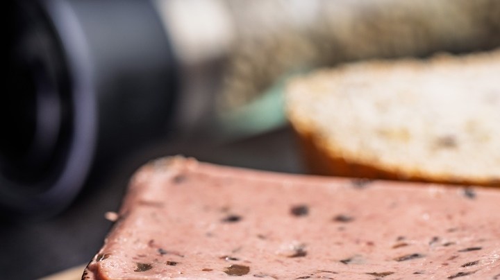 Paté de pimienta verde sobre una tostada de pan