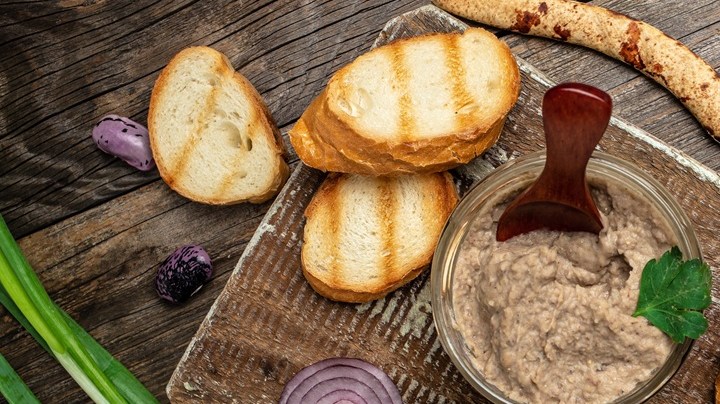 Paté vegano de tofu en una bandera