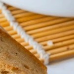 Pescado en salsa de tomate en una cazuela blanca