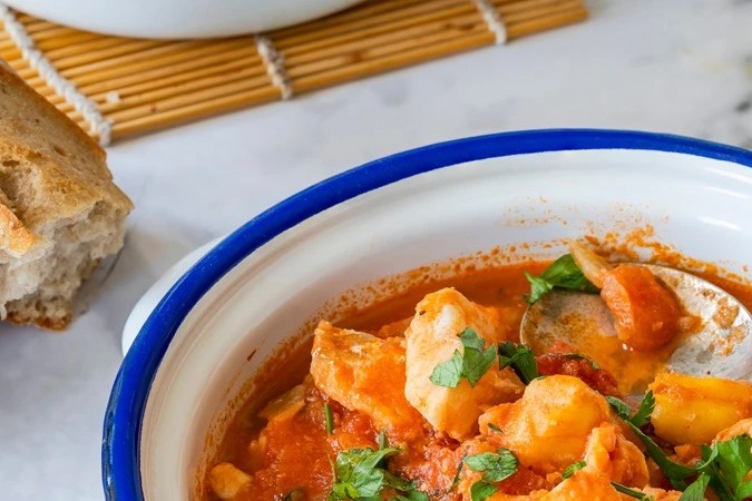 Pescado en salsa de tomate en una cazuela blanca